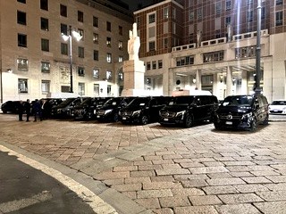 Flotta Cagnato di van executive Mercedes in Piazza Affari a Milano