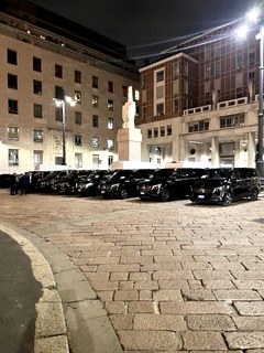 Flotta Cagnato in Piazza Affari, distretto finanziario di Milano, di sera