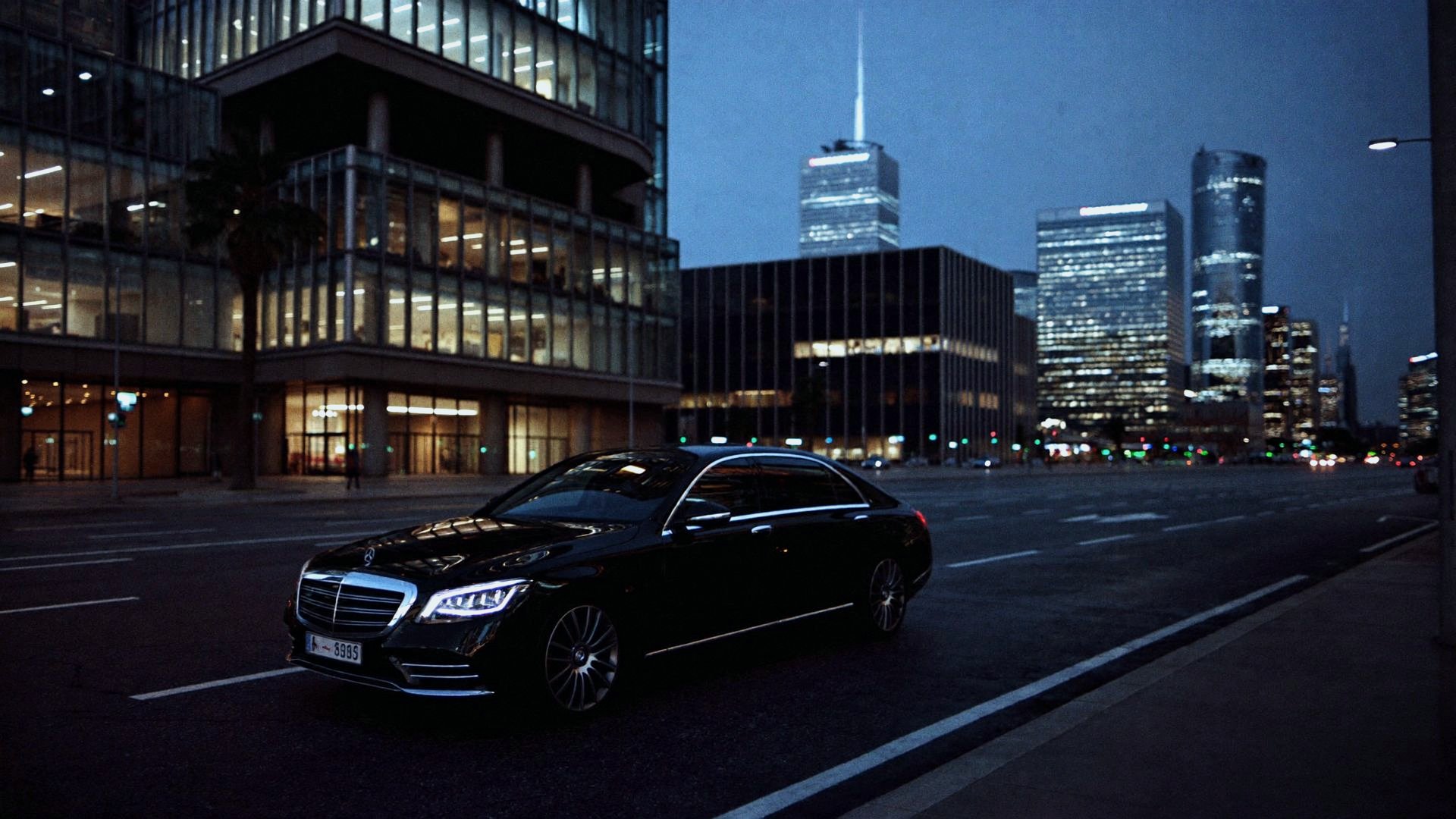Berlina executive in transito nel distretto finanziario di Milano al crepuscolo